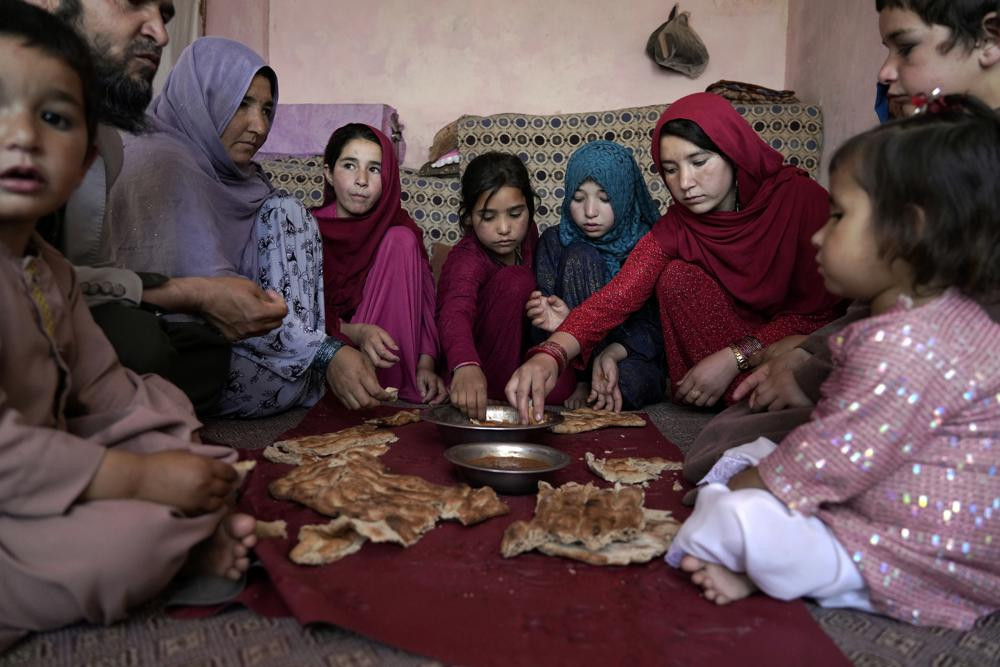 Bữa ăn đơn sơ của một gia đình ở Afghanistan. Ảnh: AP.