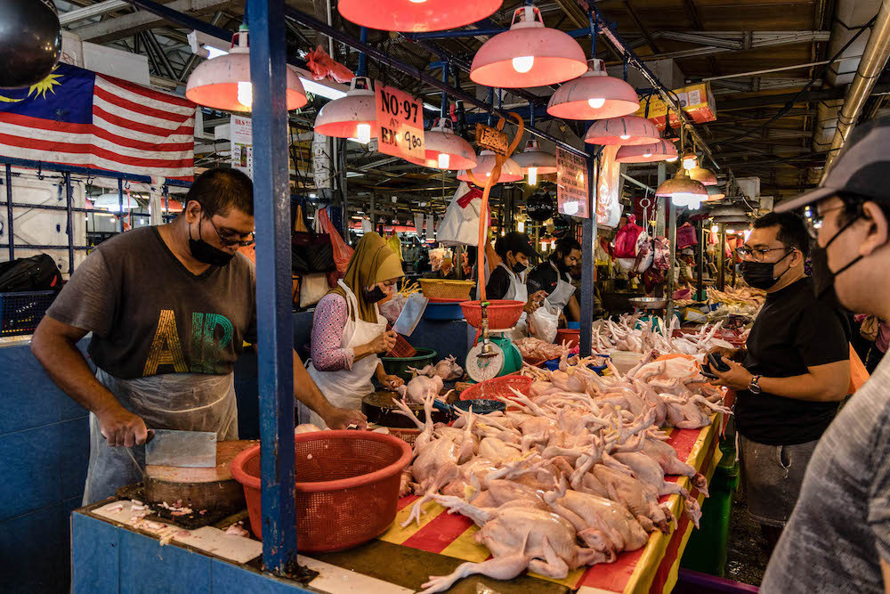 Mọi người mua gia cầm tươi tại một khu chợ ở Chow Kit, Kuala Lumpur, Malaysia. Ảnh: CNA.