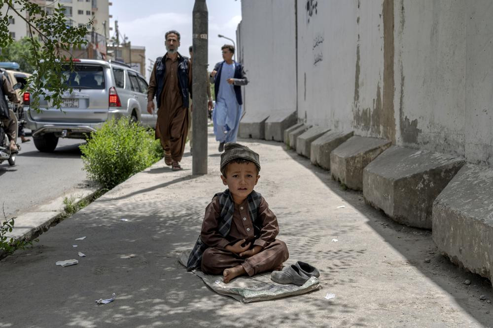 Một đứa trẻ ngồi bên đường phố thủ đô Kabul, Afghanistan. Ảnh: AP.