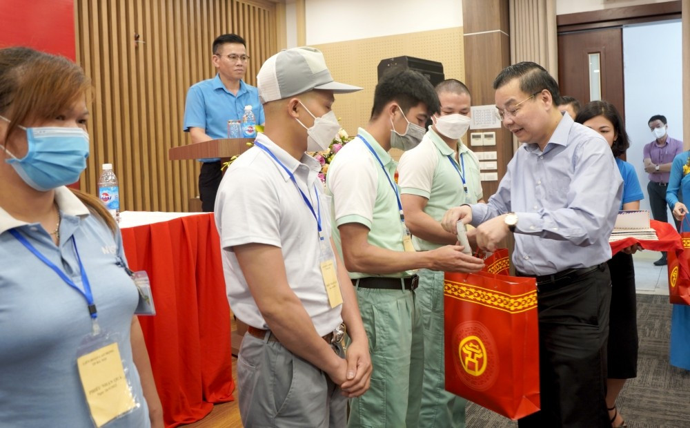 Chủ tịch UBND TP Hà Nội Chu Ngọc Anh trao quà cho CNLĐ.
