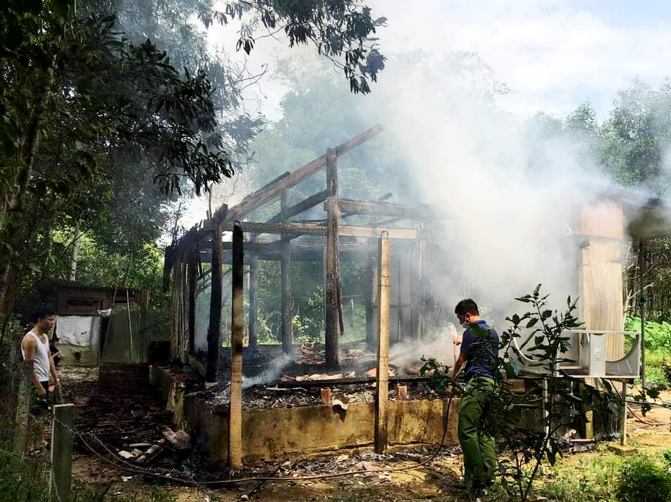 Ngôi nhà cấp 4 của chị Minh bị thiêu rụi nghi chập điện