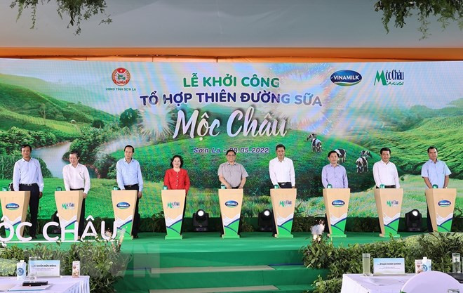 Thủ tướng Phạm Minh Chính và các đại biểu thực hiện nghi thức khởi công dự án Tổ hợp Thiên đường sữa Mộc Châu. (Ảnh: Dương Giang/TTXVN).