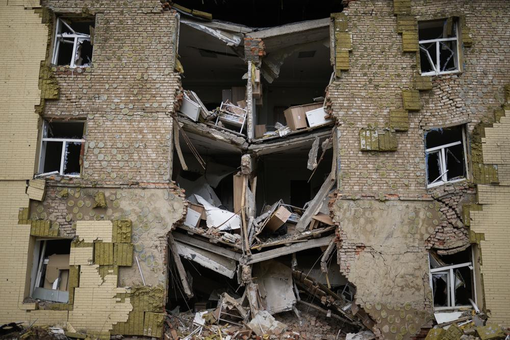 Một tòa nhà dân cư bị hư hại nặng nề ở Bakhmut, miền đông Ukraine. Ảnh: AP.
