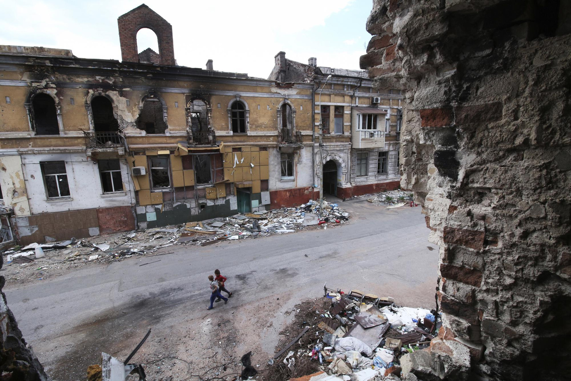 Các tòa nhà bị phá hủy ở thành phố Mariupol, ở miền đông Ukraine. Ảnh: AP.