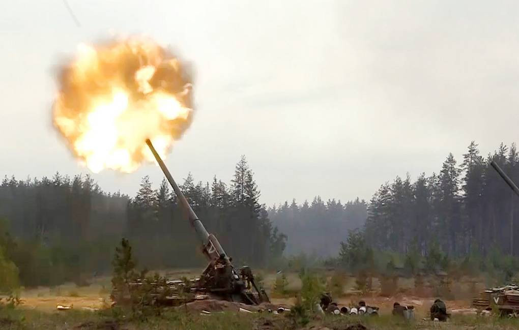 Pháo hạng nặng Malka của Nga phá hủy các vị trí của quân đội Ukraine trong một khu rừng. Ảnh: TASS.