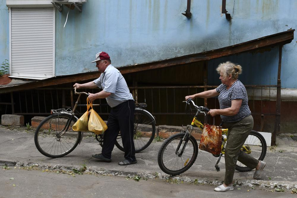 Mọi người tới nhận viện trợ nhân đạo ở Kramatorsk, Ukraine. Ảnh: AP.