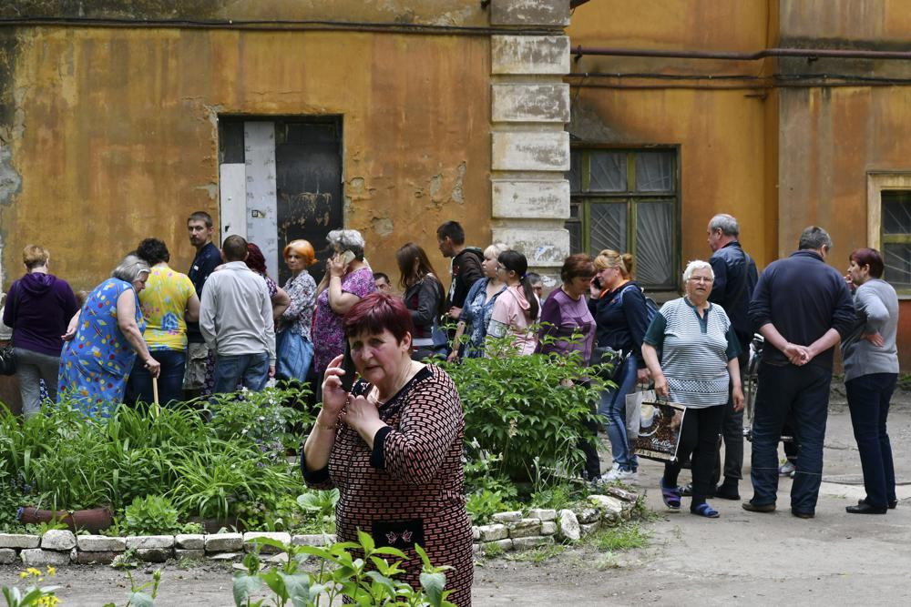 Mọi người chờ đợi nhận viện trợ nhân đạo ở Kramatorsk, Ukraine. Ảnh: AP.