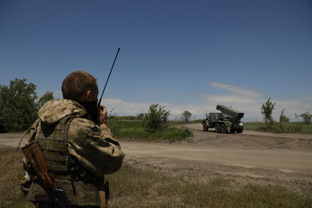 Quân nhân kiểm tra thiết bị quân sự ở miền đông Ukraine. Ảnh: AP.