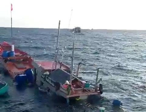 Một tàu cá bị đâm chìm khi đang cách đảo Cồn Cỏ khoảng 0,5 hải lý (Ảnh: Cắt từ clip).