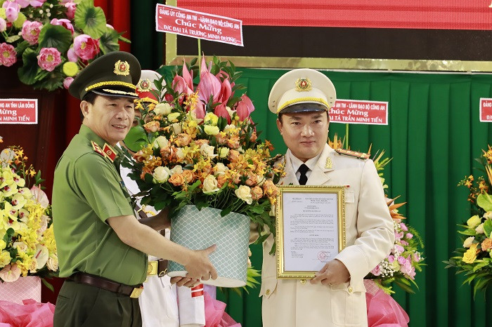 Thứ trưởng Lê Quốc Hùng, trao quyết định của Bộ trưởng Bộ Công an về việc bổ nhiệm Đại tá Trương Minh Đương giữ chức vụ Giám đốc Công an tỉnh Lâm Đồng.