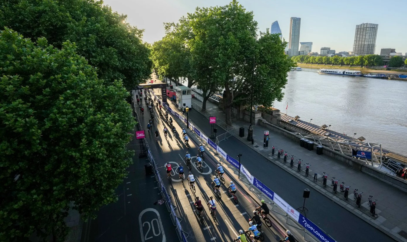 Dòng người trong cuộc đua Ride London 2022 lúc mặt trời mọc. Ảnh: PA.