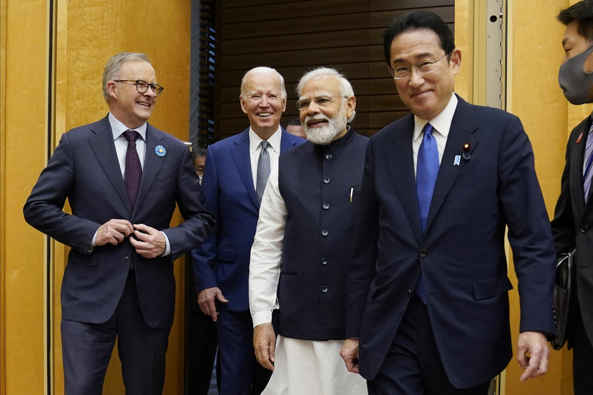 Từ trái qua, Thủ tướng Australia Anthony Albanese, Tổng thống Mỹ Joe Biden, Thủ tướng Ấn Độ Narendra Modi, Thủ tướng Nhật Bản Fumio Kishida tại Hội nghị thượng đỉnh của các nhà lãnh đạo Quad tại Cung điện Kantei. Ảnh: AP.