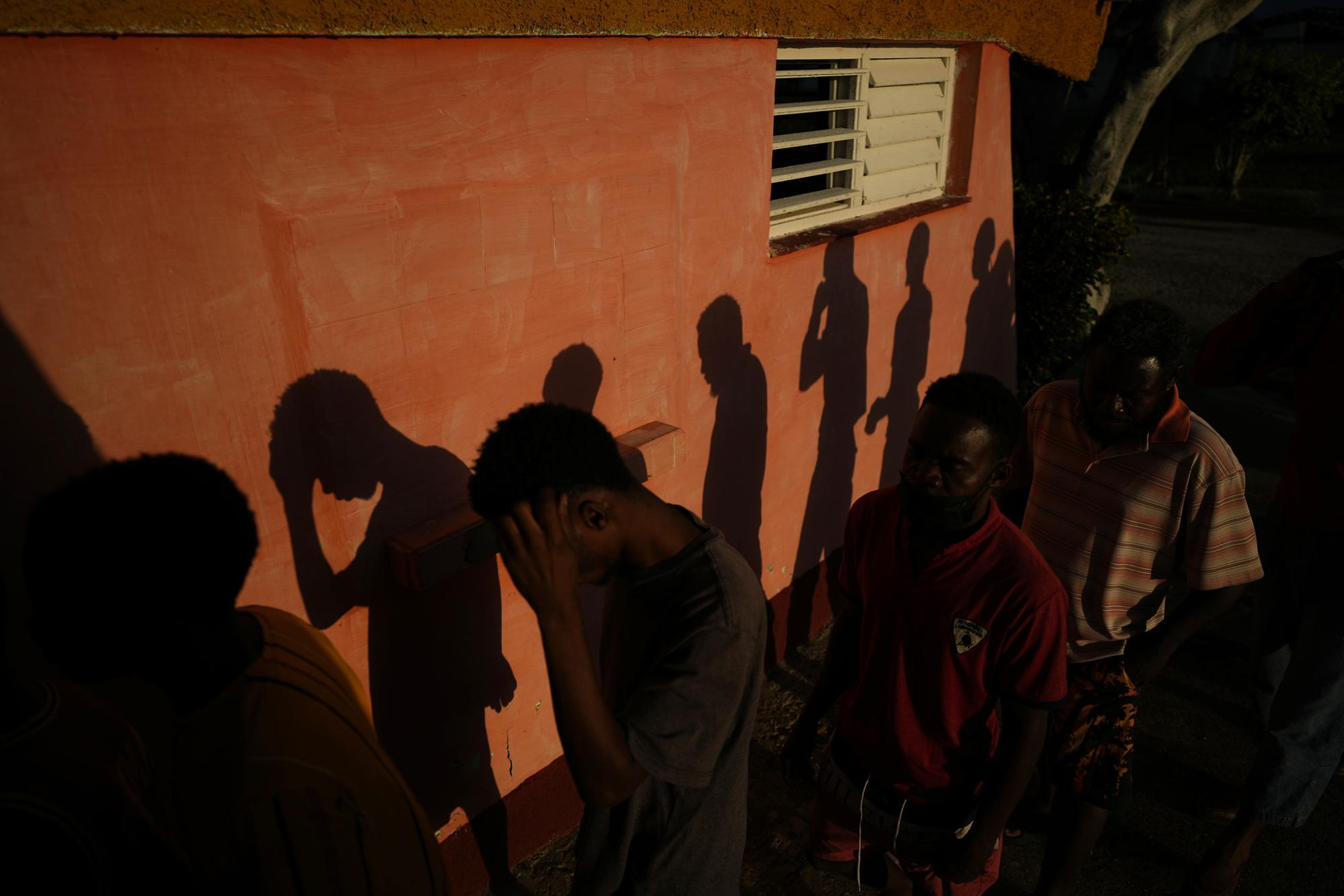 Những người di cư Haiti chờ đợi để nhận thức ăn tại một khu cắm trại du lịch ở Sierra Morena, thuộc tỉnh Villa Clara của Cuba. Ảnh: AP.