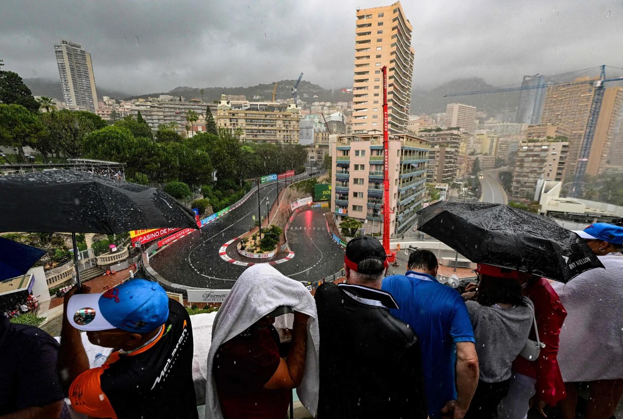 Khán giả chờ đợi trong mưa để đón xem Giải đua xe Công thức 1 Grand Prix trên đường phố Monaco. Ảnh: AFP.