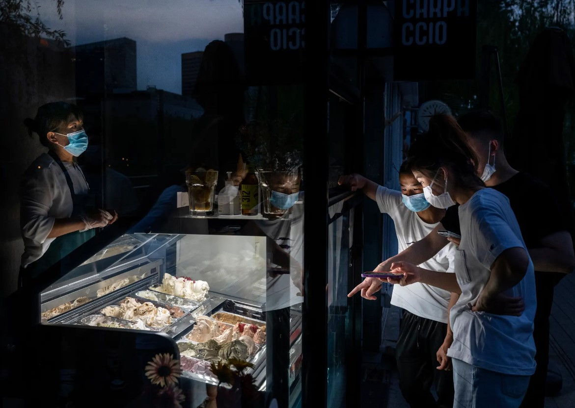 Người dân mua kem mang về giữa đại dịch Covid-19 ở Bắc Kinh, Trung Quốc. Ảnh: Getty.