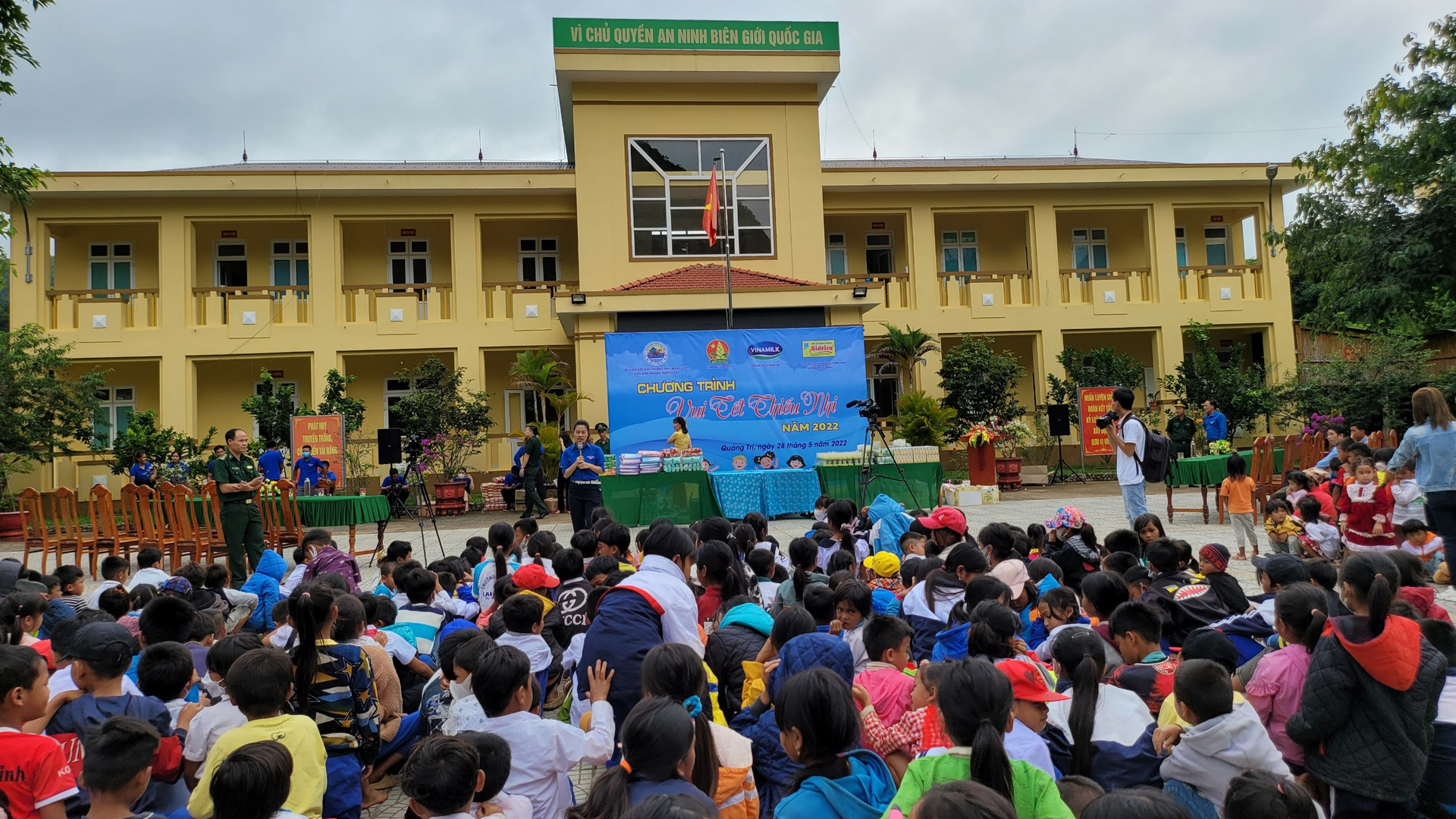 Chương trình “Vui Tết thiếu nhi” do cán bộ, chiến sỹ Đồn Biên phòng Hướng Lập phối hợp với các đơn vị tổ chức cho trẻ em 2 xã vùng cao Hướng Việt và Hướng Lập.