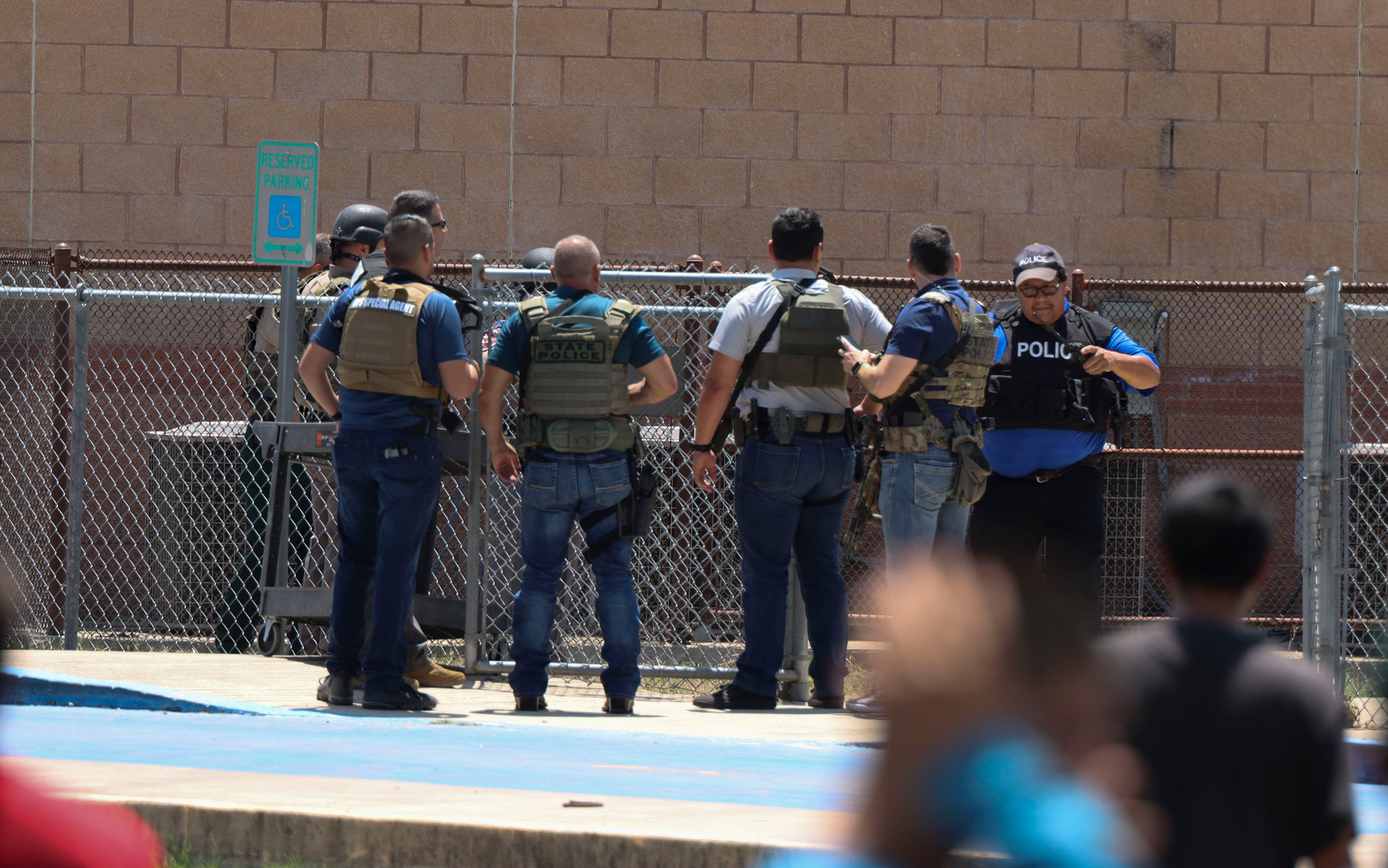 Khung cảnh bên ngoài trường tiểu học Robb ngày 24/5, ngay sau khi một tay súng tiến vào tòa nhà. Ảnh: CNN.