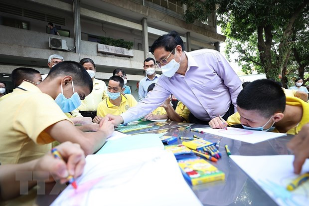 Thủ tướng Phạm Minh Chính thăm trẻ em đang được chăm sóc tại Trung tâm bảo trợ trẻ tàn tật mồ côi Thị Nghè, Thành phố Hồ Chí Minh. (Ảnh: Dương Giang/TTXVN).