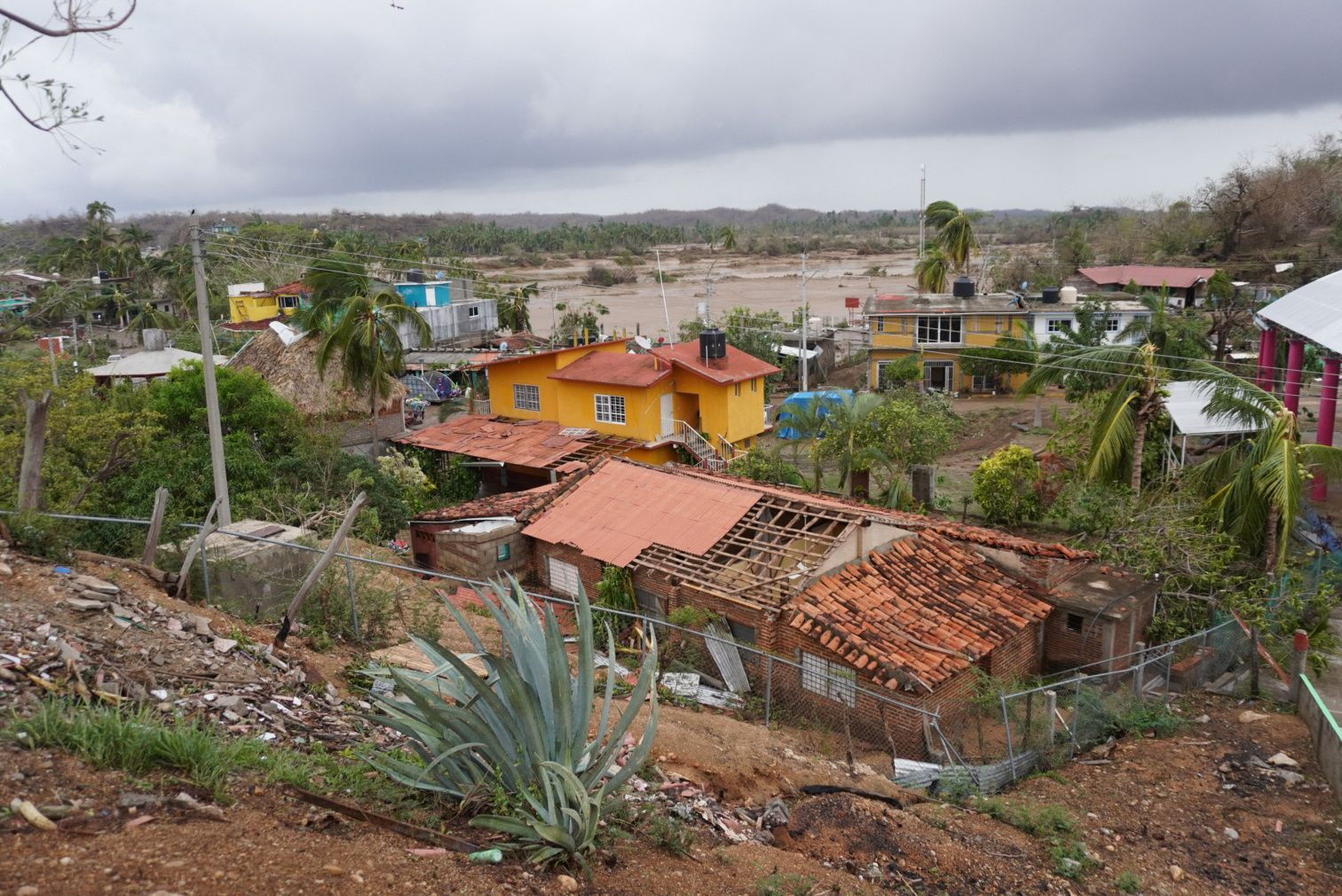 Mái của một ngôi nhà bị hư hại sau cơn bão Agatha, ở San Isidro del Palmar, bang Oaxaca, Mexico. Ảnh: Reuters.