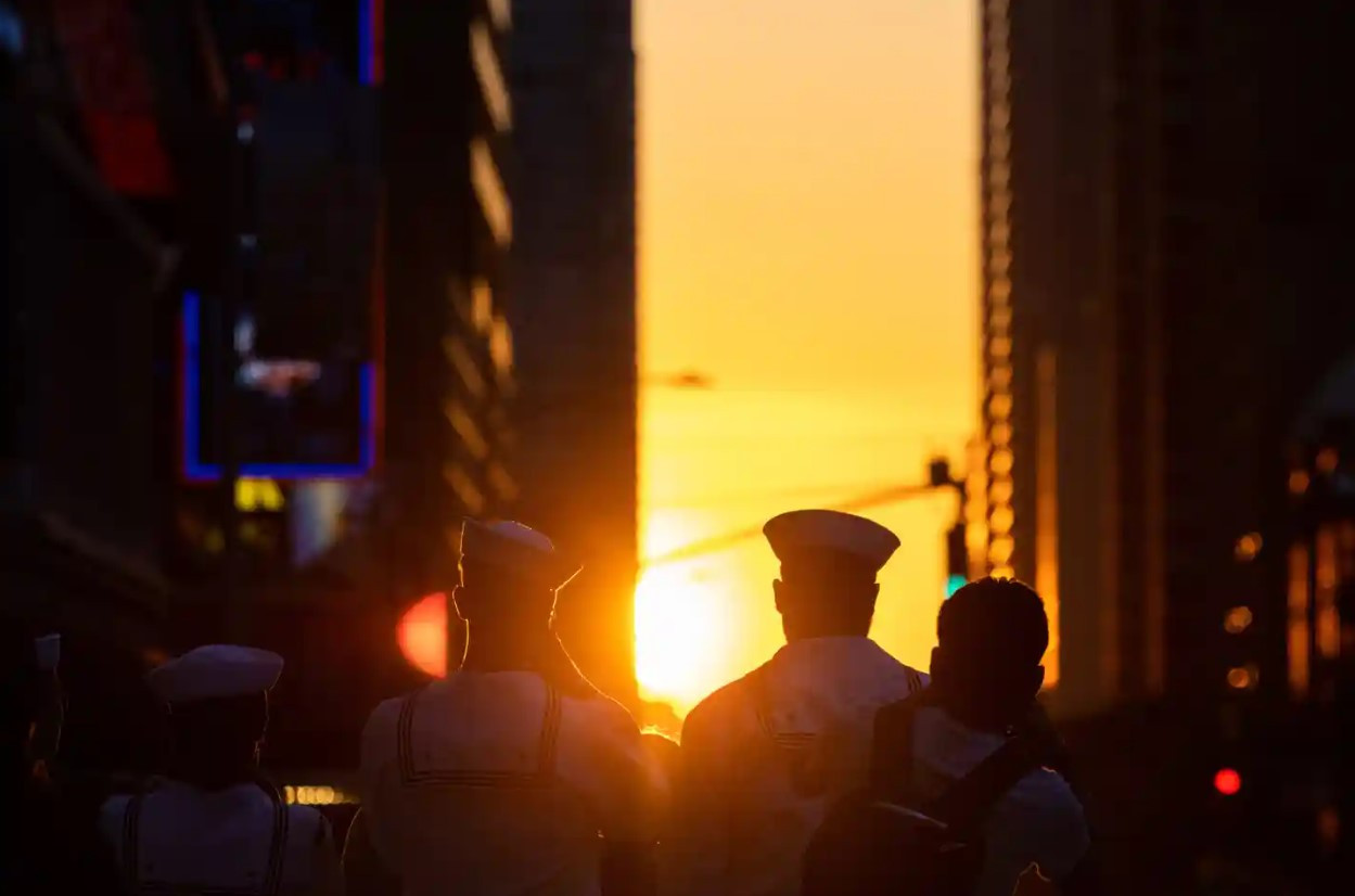 Các thủy thủ hải quân Mỹ tập trung trên Phố 42 để ngắm mặt trời lặn ‘Manhattanhenge’. Ảnh: Getty Images.