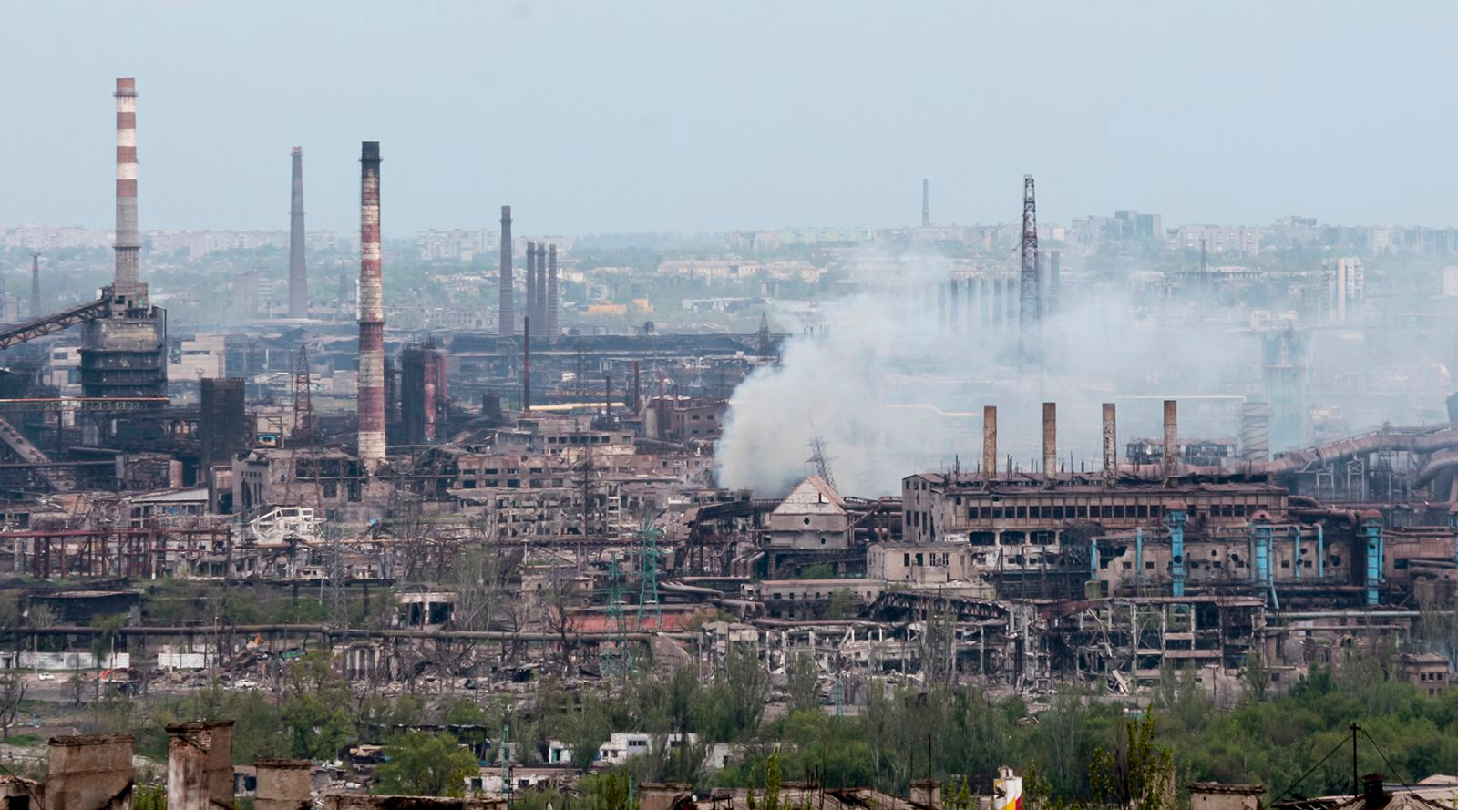 Khói bốc lên từ nhà máy thép Azovstal ở Mariupol ngày 5/5. Ảnh: AP.