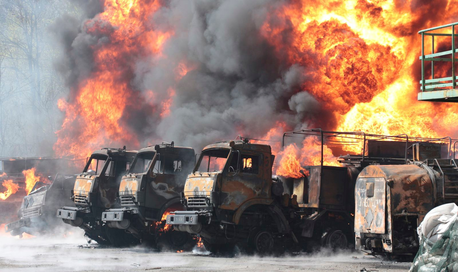 Các phương tiện bốc cháy tại một kho dầu ở Makiivka, Ukraine. Ảnh: AP.