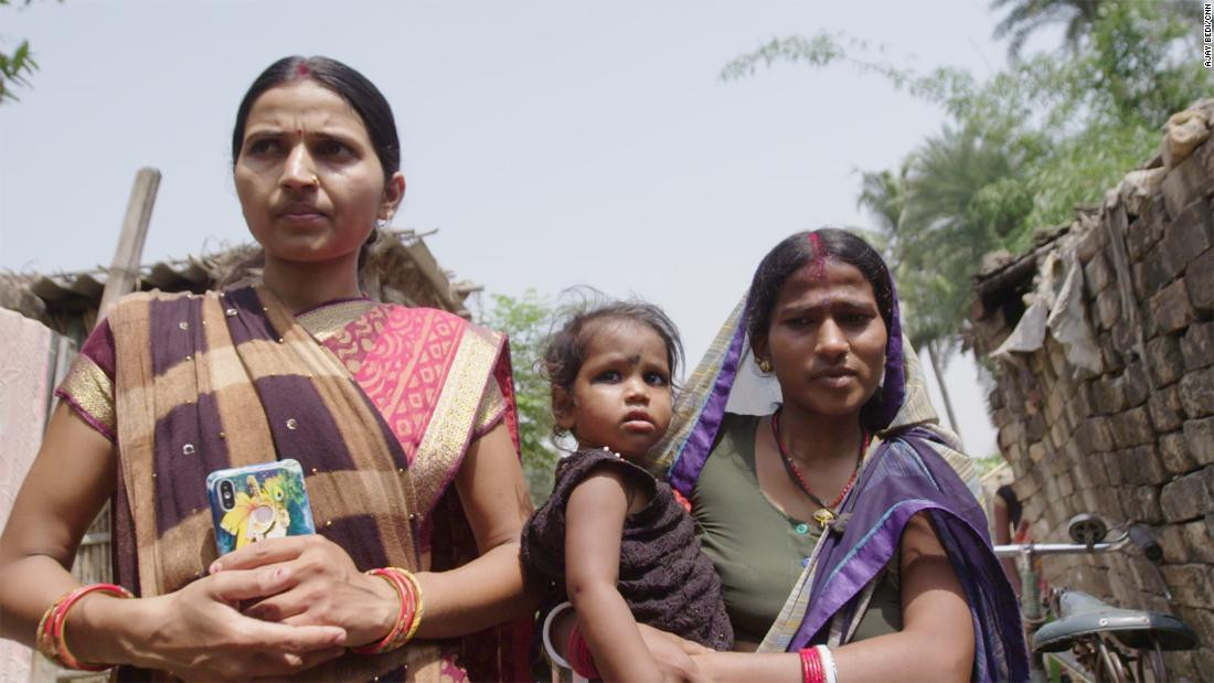 Swetanjali Jha đi bộ qua làng Nagargama đến với Mamta Kumari, người mà cô đã giúp vượt qua chứng trầm cảm trước sinh. Ảnh: CNN.