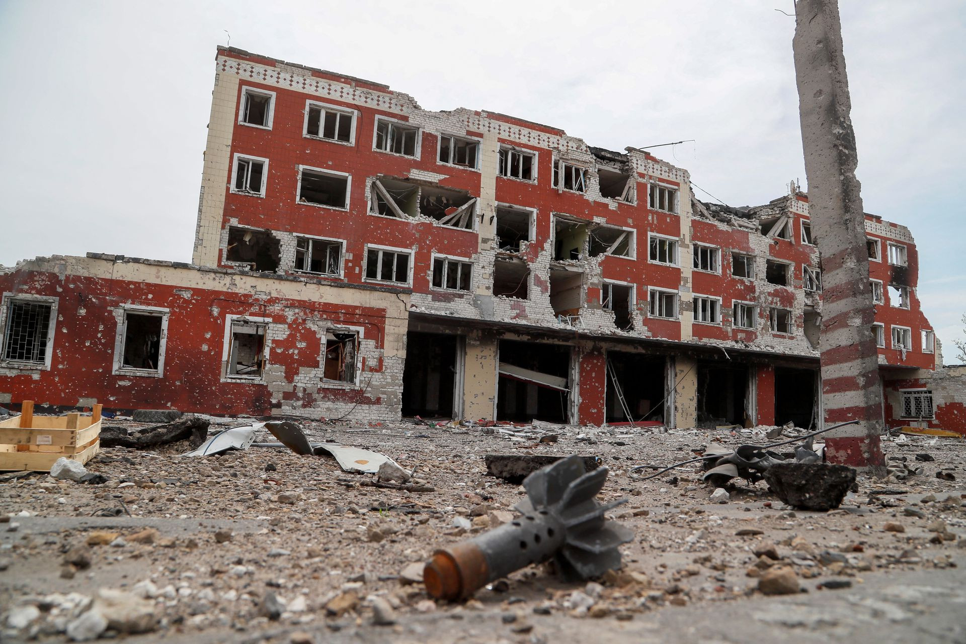 Một tòa nhà bị phá hủy tại thị trấn Rubizhne thuộc vùng Luhansk, Ukraine. Ảnh: Reuters.