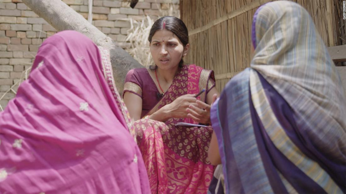 Cố vấn sức khỏe tâm thần địa phương Swetanjali Jha nói chuyện với bệnh nhân cũ Mamta Kumari và chị dâu của cô, Anjali. Ảnh: CNN.