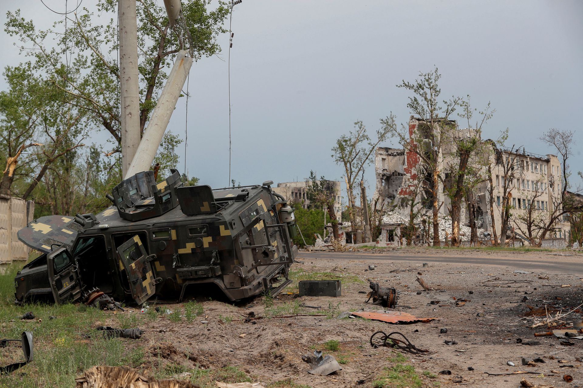 Những phương tiện quân sự bị phá hủy tại thị trấn Rubizhne thuộc vùng Luhansk, Ukraine. Ảnh: Reuters.