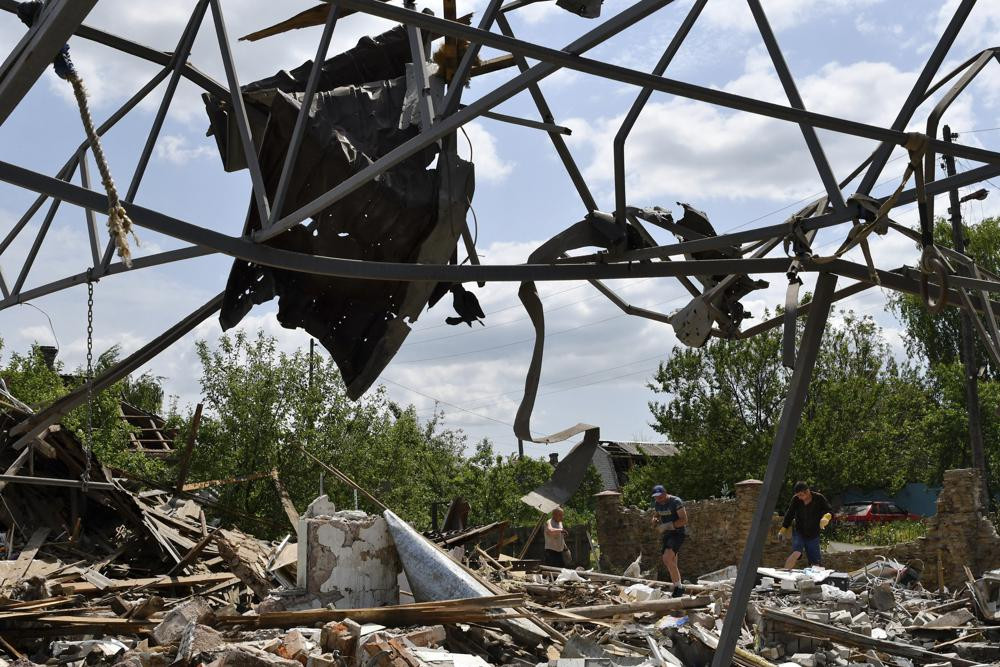 Một tòa nhà bị hư hại ở Sloviansk, Ukraine. Ảnh: AP.