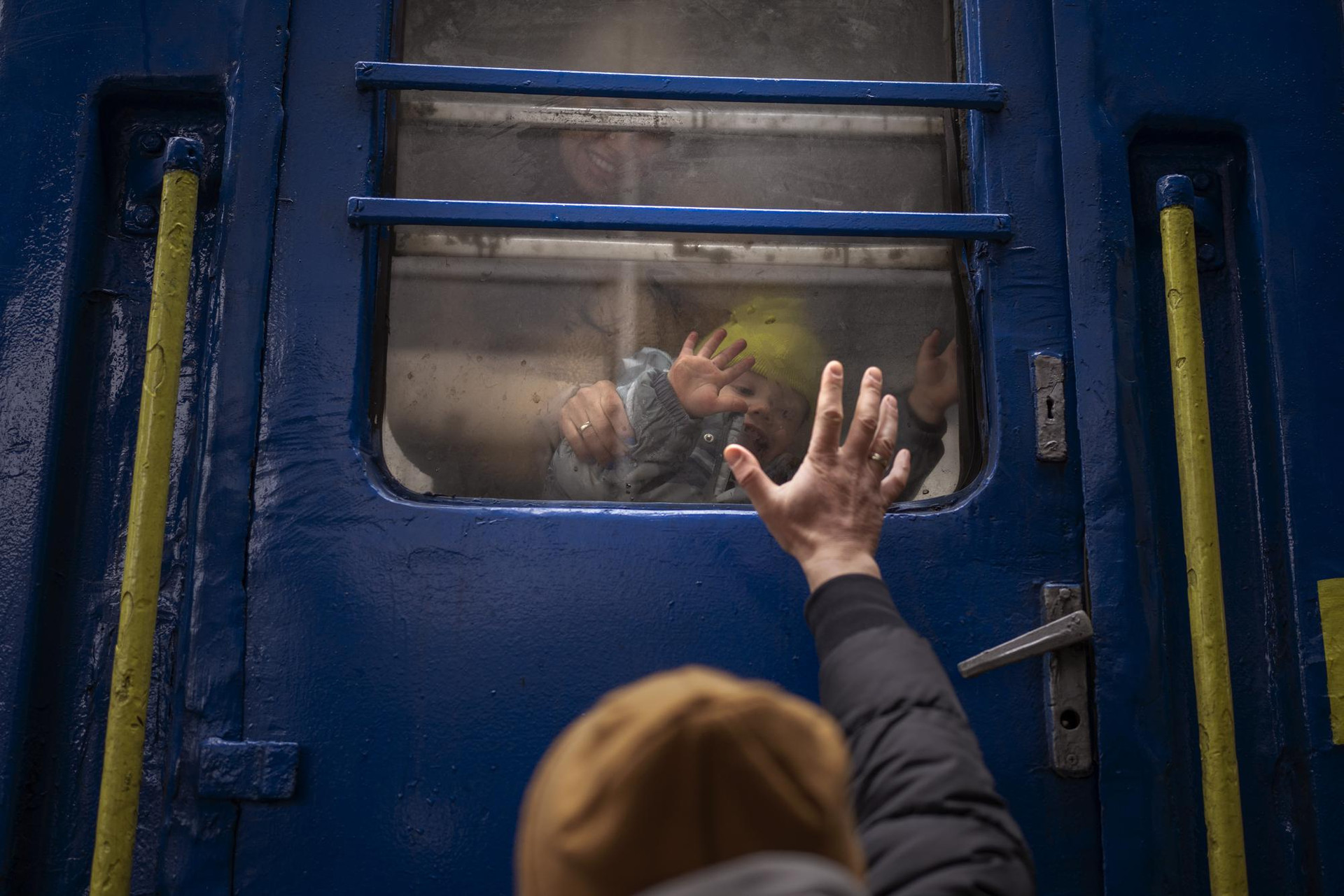 Người dân không ngừng sơ tán khỏi cuộc xung đột ở Ukraine. Ảnh: AP.