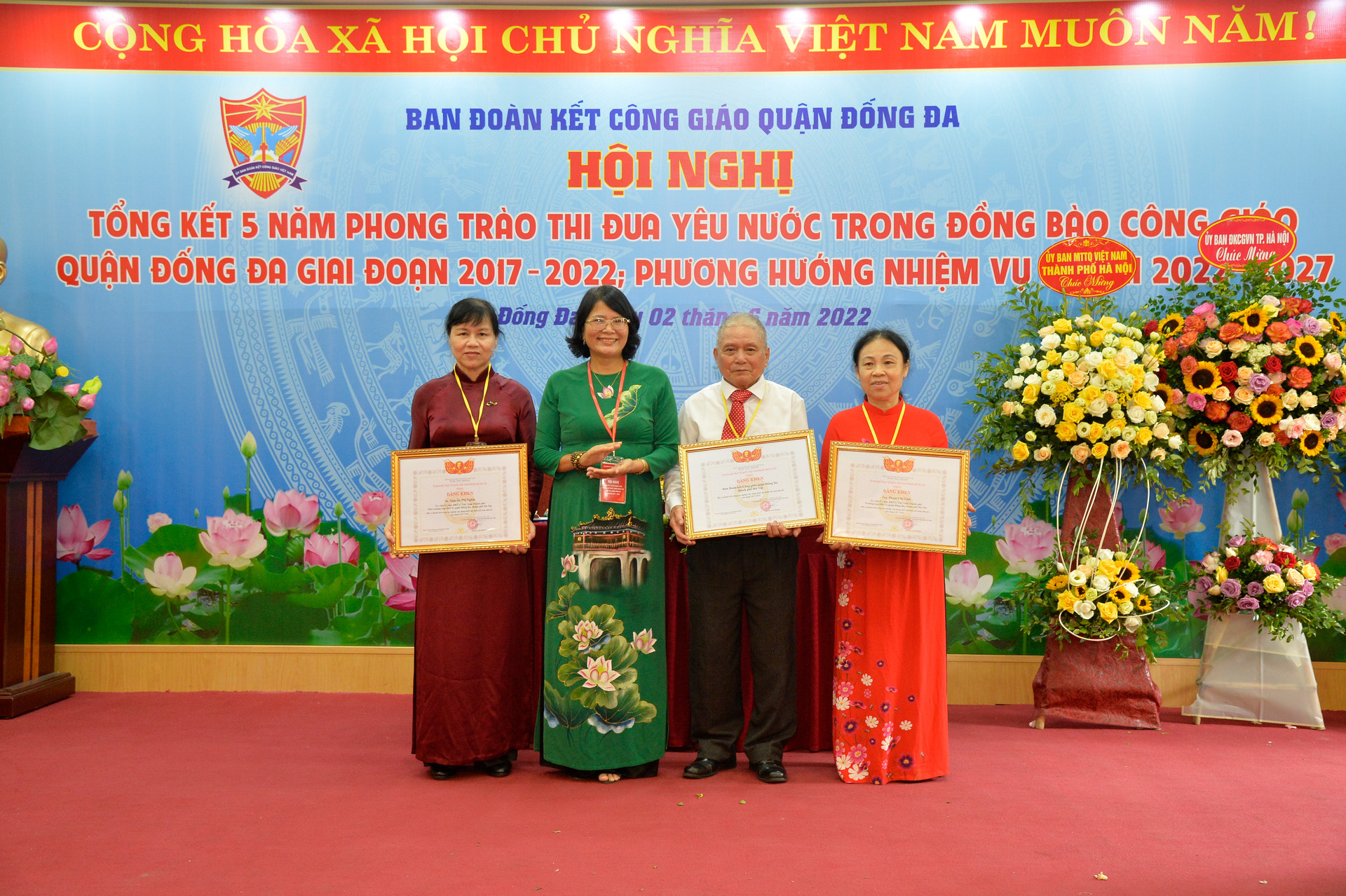 Bà Nguyễn Thị Kim Dung, Phó Chủ tịch Ủy ban MTTQ thành phố Hà Nội tặng bằng khen của thành phố cho các tập thể, cá nhân có thành tích xuất sắc.