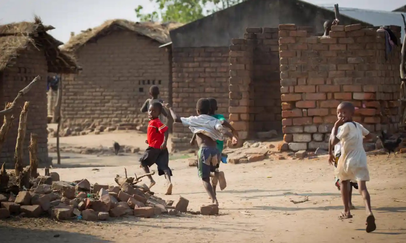 Trẻ em trong một ngôi làng ở vùng nông thôn Malawi. Nghèo đói dẫn đến một số trẻ em phải bỏ học và bỏ nhà đi. Ảnh: The Guardian.