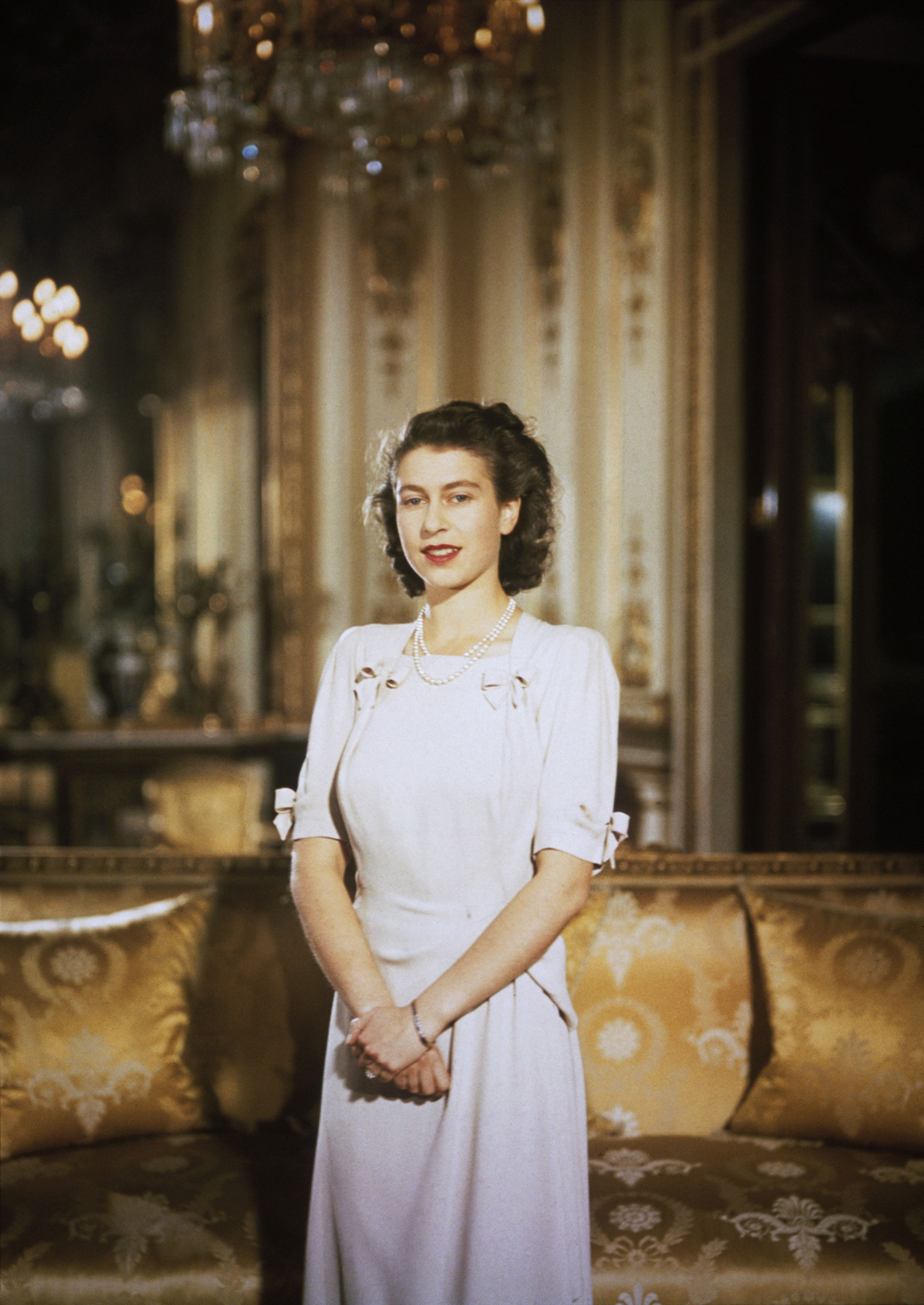 Nữ hoàng trong lễ đính hôn với Hoàng thân Philip năm 1947. Ảnh: Getty Images.
