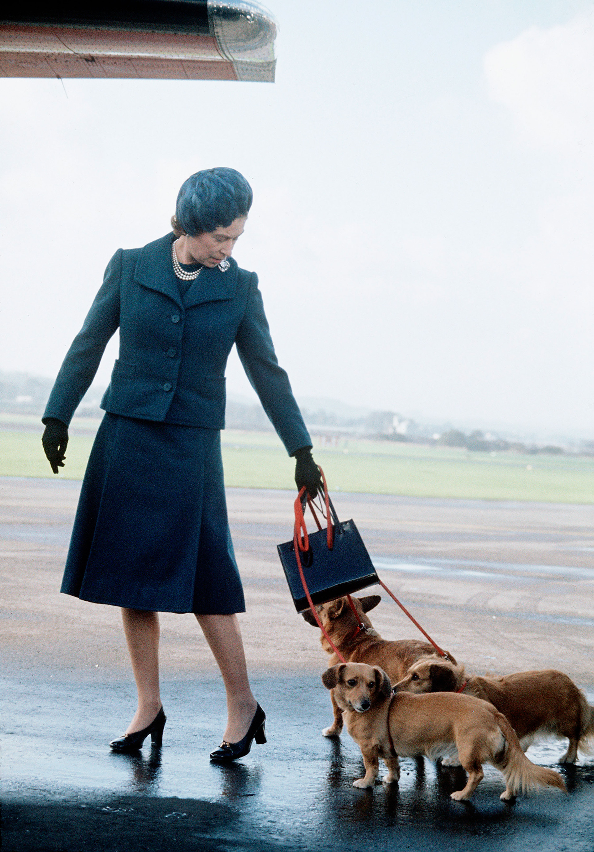 Nữ hoàng mang theo chiếc túi xách Launer khi đến thăm Balmoral, Scotland năm 1974. Ảnh: Getty Images.