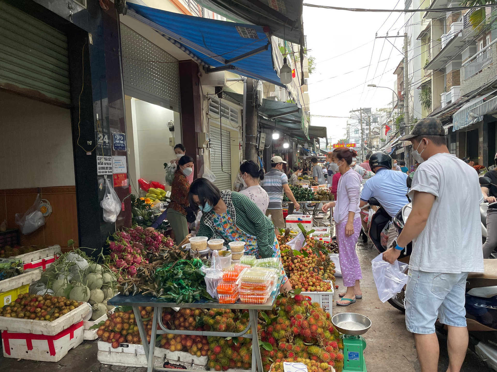Người dân đến các chợ truyền thống trên địa bàn TP HCM mua sắm trong ngày Tết Đoan Ngọ.