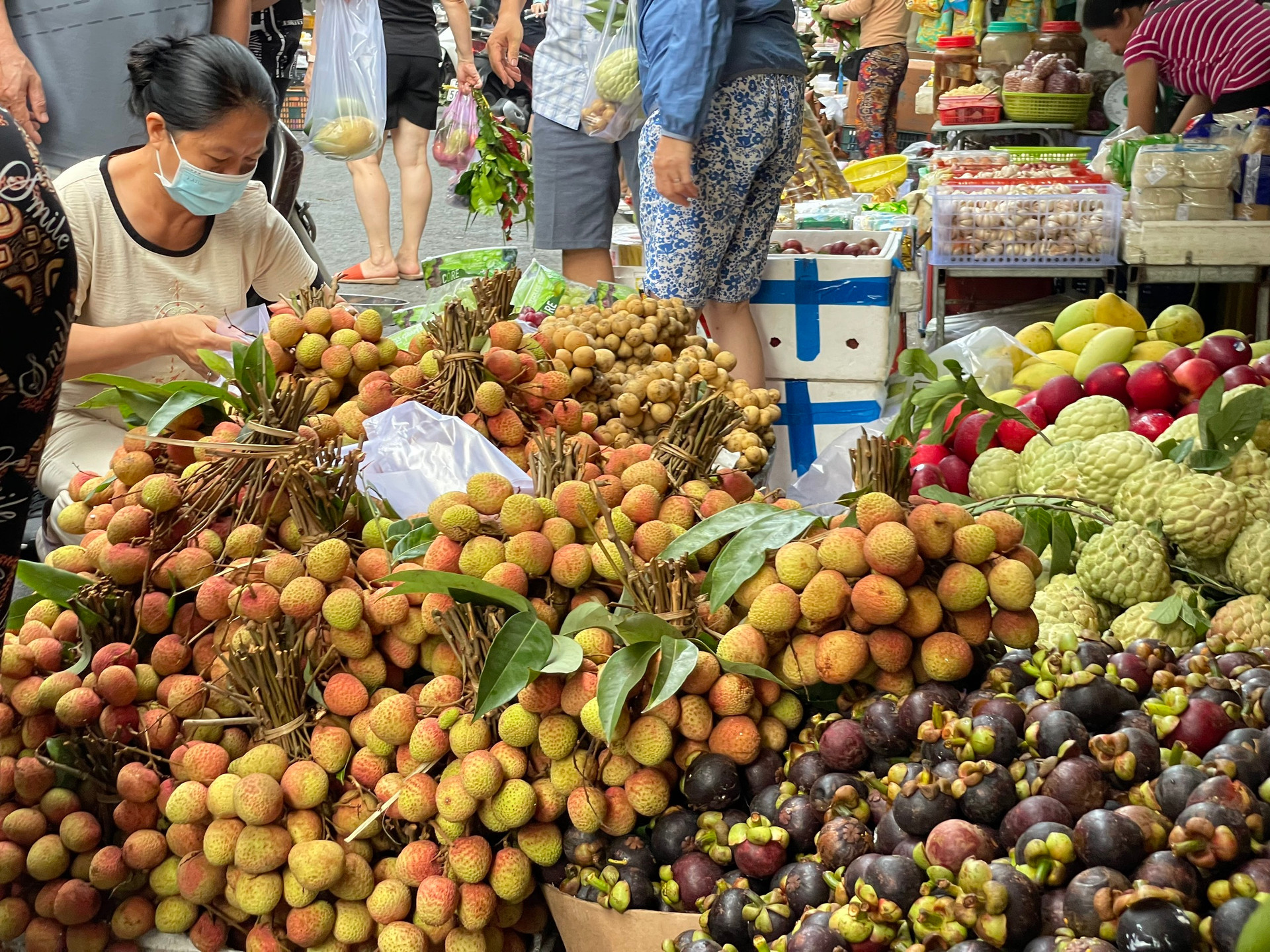 Do là ngày Tết Đoan Ngọ nên một số mặt hàng trái cây tăng giá. Đơn cử, vải có giá 80.000 đồng/kg, măng cụt 90.000 đồng/kg. 