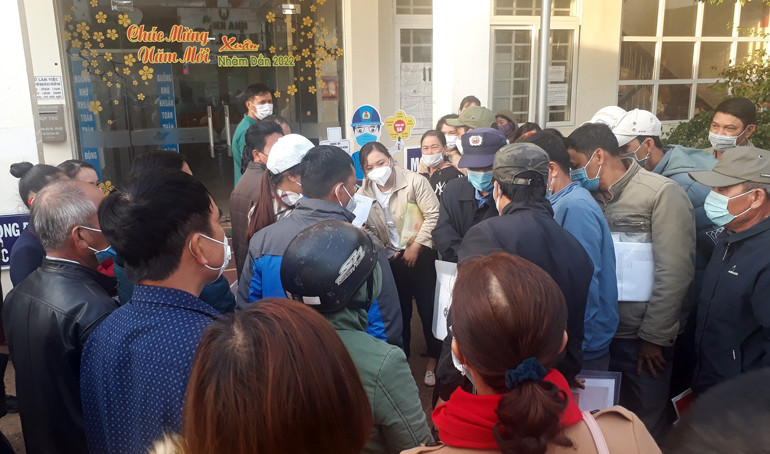 Người dân tập trung đông ở Chi nhánh Văn phòng đăng ký đất đai Lâm Hà để chờ nộp hồ sơ.