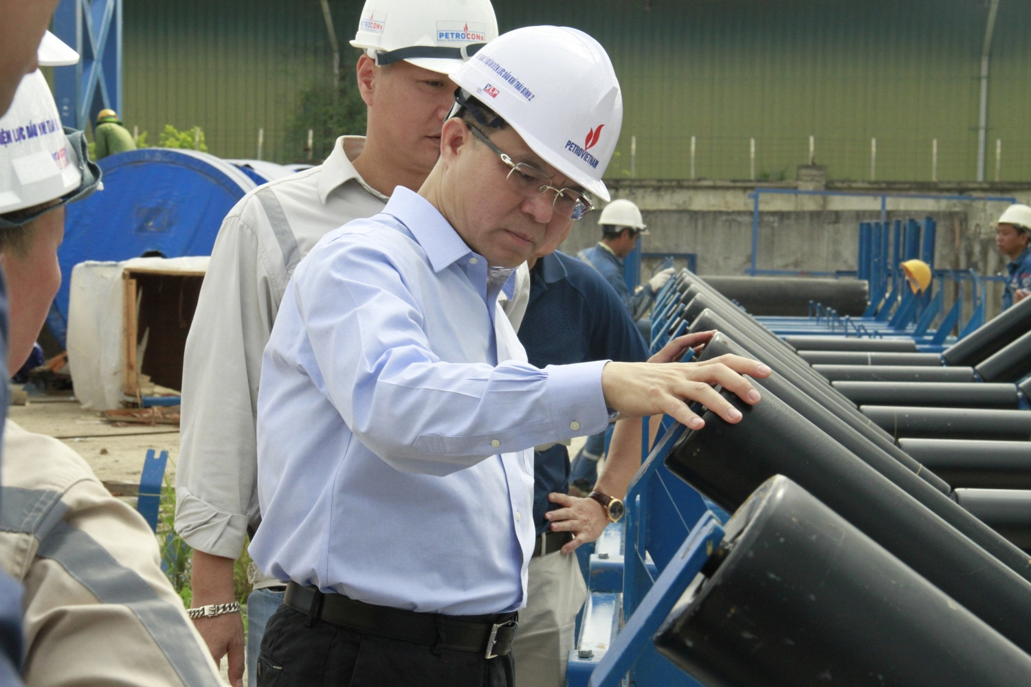 Tổng Giám đốc Petrovietnam Lê Mạnh Hùng kiểm tra hệ thống băng chuyền tại kho than số 1.