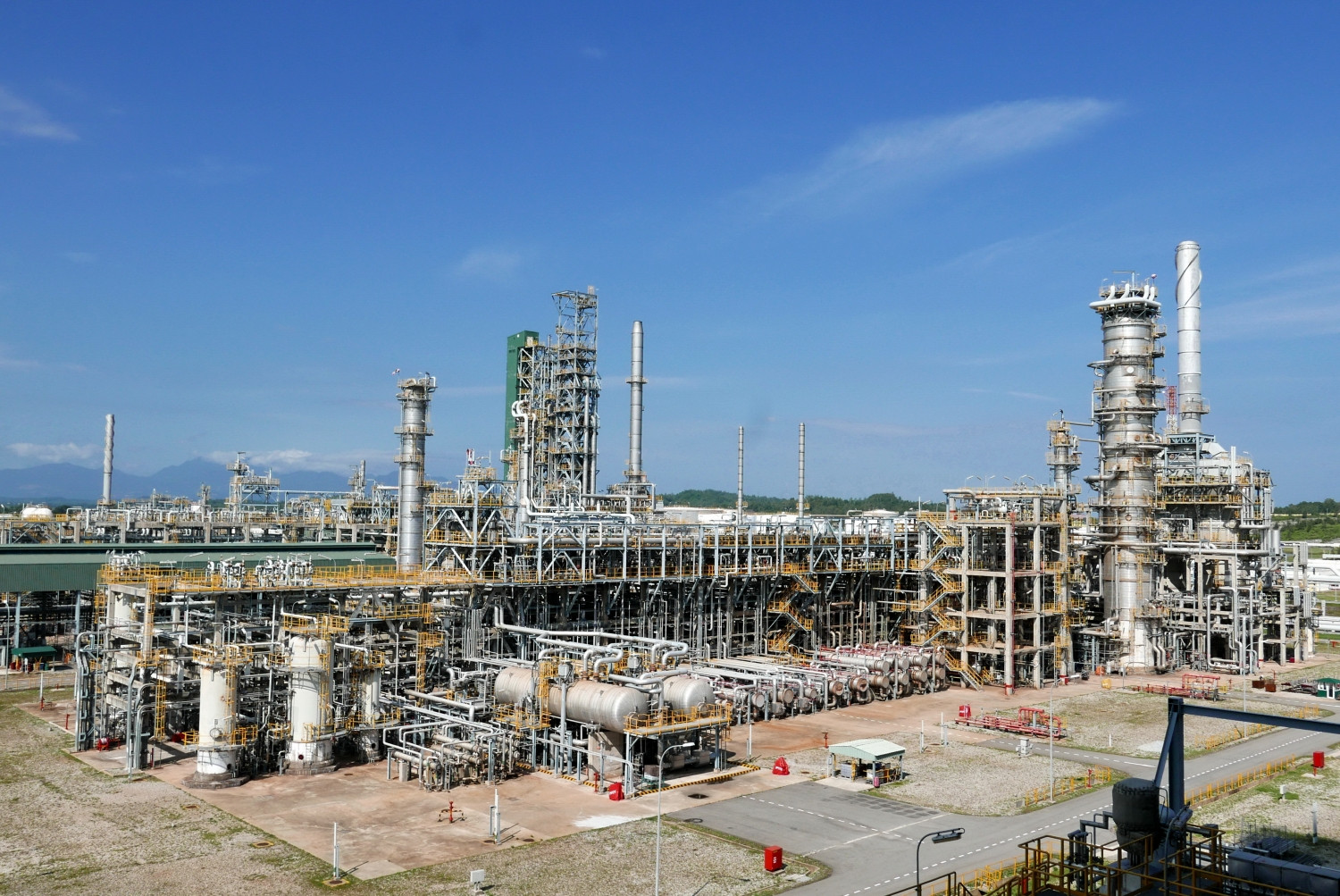 Nhà máy lọc dầu Dung Quất tiếp tục vận hành an toàn, ổn định, với công suất cao, cung cấp khoảng hơn 30% nhu cầu xăng dầu trong nước, giúp đảm bảo an ninh năng lượng quốc gia.