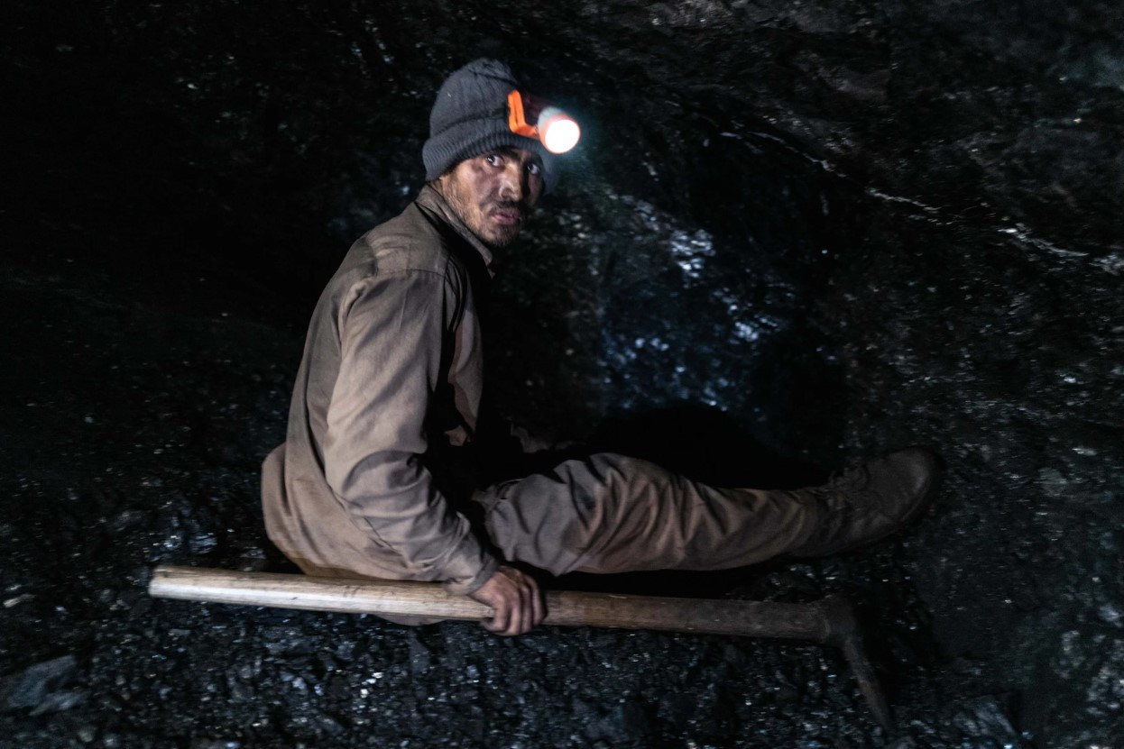 Mỗi thanh niên làm việc trong mỏ than sẽ kiếm được chưa đến 7 USD. Ảnh: VICE.