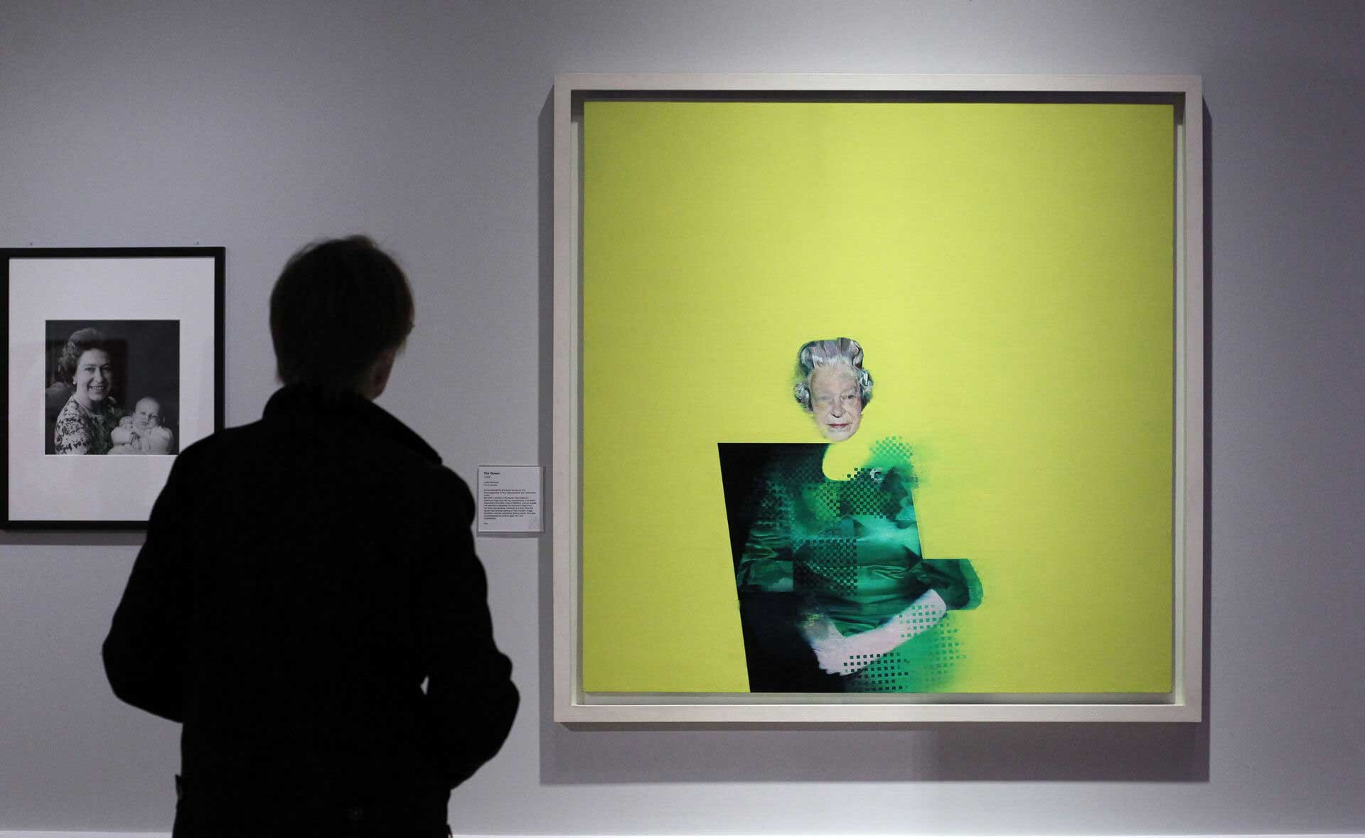 Bức chân dung của Justin Mortimer về Nữ hoàng Elizabeth II được trưng bày tại triển lãm “Nữ hoàng: Nghệ thuật và Hình ảnh” năm 2012. Ảnh: CNN.