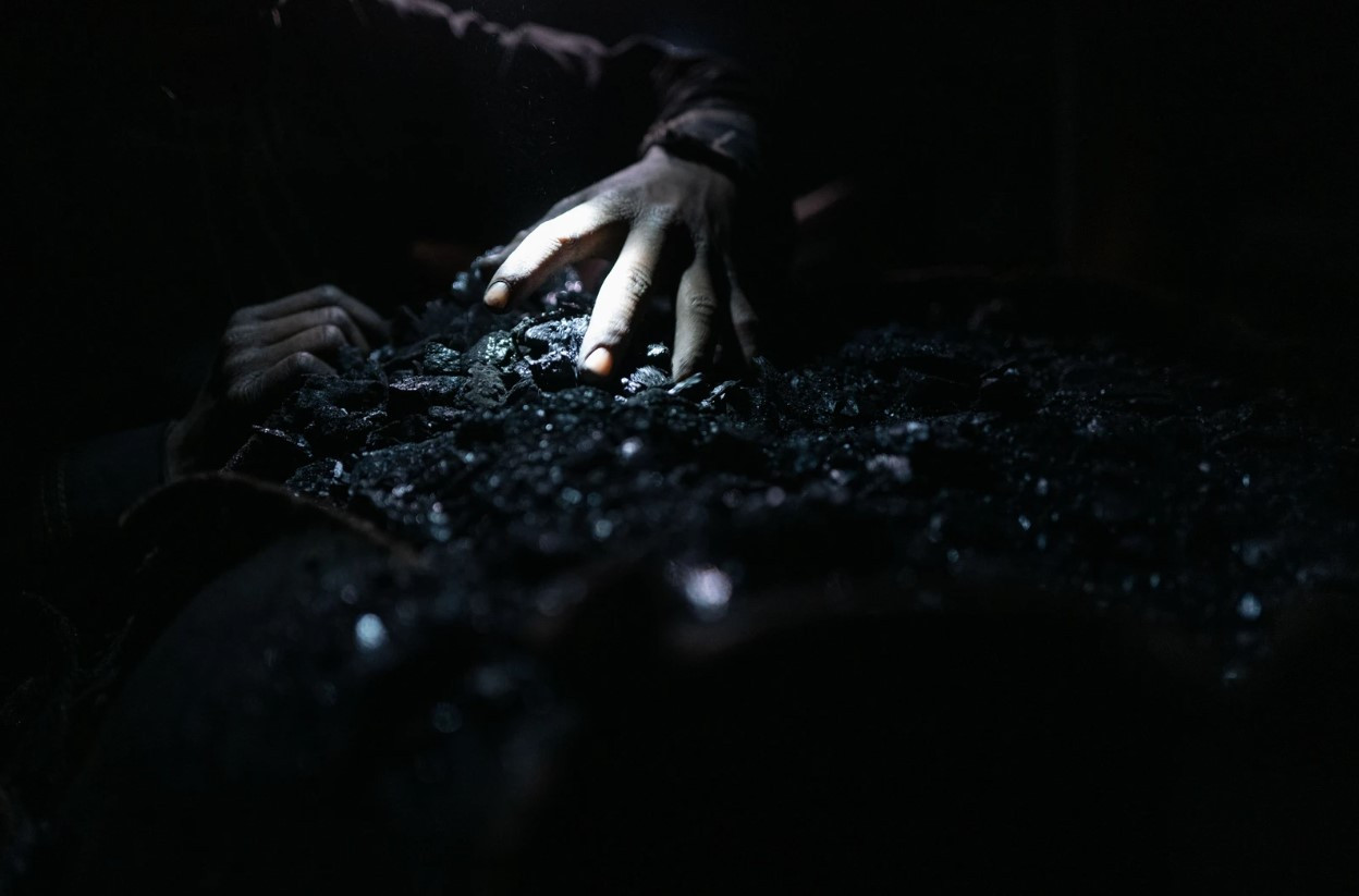 Những người thợ mỏ trẻ tuổi dành từ 12 đến 15 giờ mỗi ngày chui rúc trong những đường hầm ngột ngạt, khai thác than bằng tay. Ảnh: VICE.