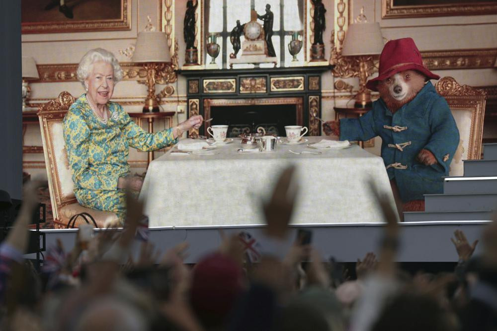 Đoạn phim Nữ hoàng uống trà cùng chú gấu Paddington. Ảnh: AP.
