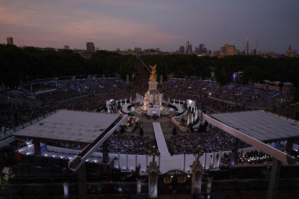Đám đông xem đoạn phim Nữ hoàng Elizabeth II uống trà với Gấu Paddington trên màn hình lớn tại buổi hòa nhạc diễn ra trước Cung điện Buckingham, London. Ảnh: AP.