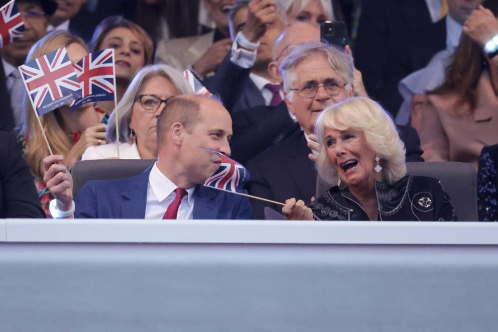Hoàng tử William và Camilla, Nữ công tước xứ Cornwall xem buổi hòa nhạc diễn ra trước Cung điện Buckingham, London. Ảnh: AP.