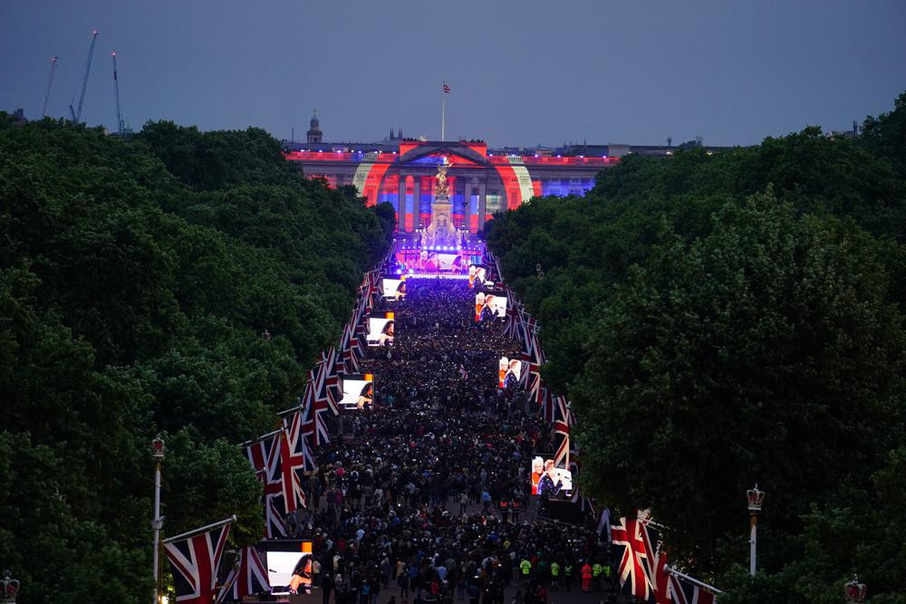 Buổi hòa nhạc diễn ra trước Cung điện Buckingham, London. Ảnh: AP.