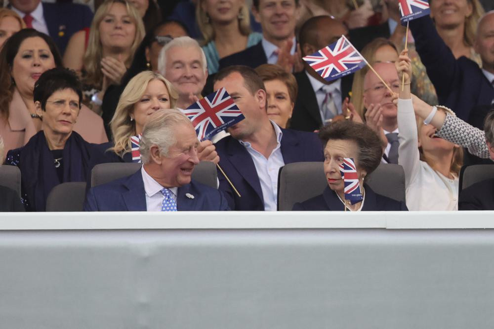 Thái tử Charles và Công chúa Anne xem buổi hòa nhạc diễn ra trước Cung điện Buckingham, London. Ảnh: AP.
