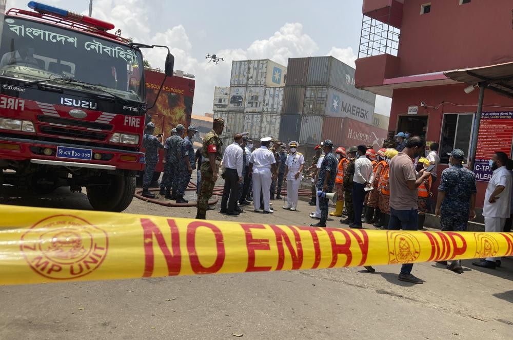 Kho chứa container nội địa BM, nơi hỏa hoạn bùng phát vào khoảng nửa đêm 4/6 ở Chittagong, cách thủ đô Dhaka, Bangladesh khoảng 210 km. Ảnh: AP.